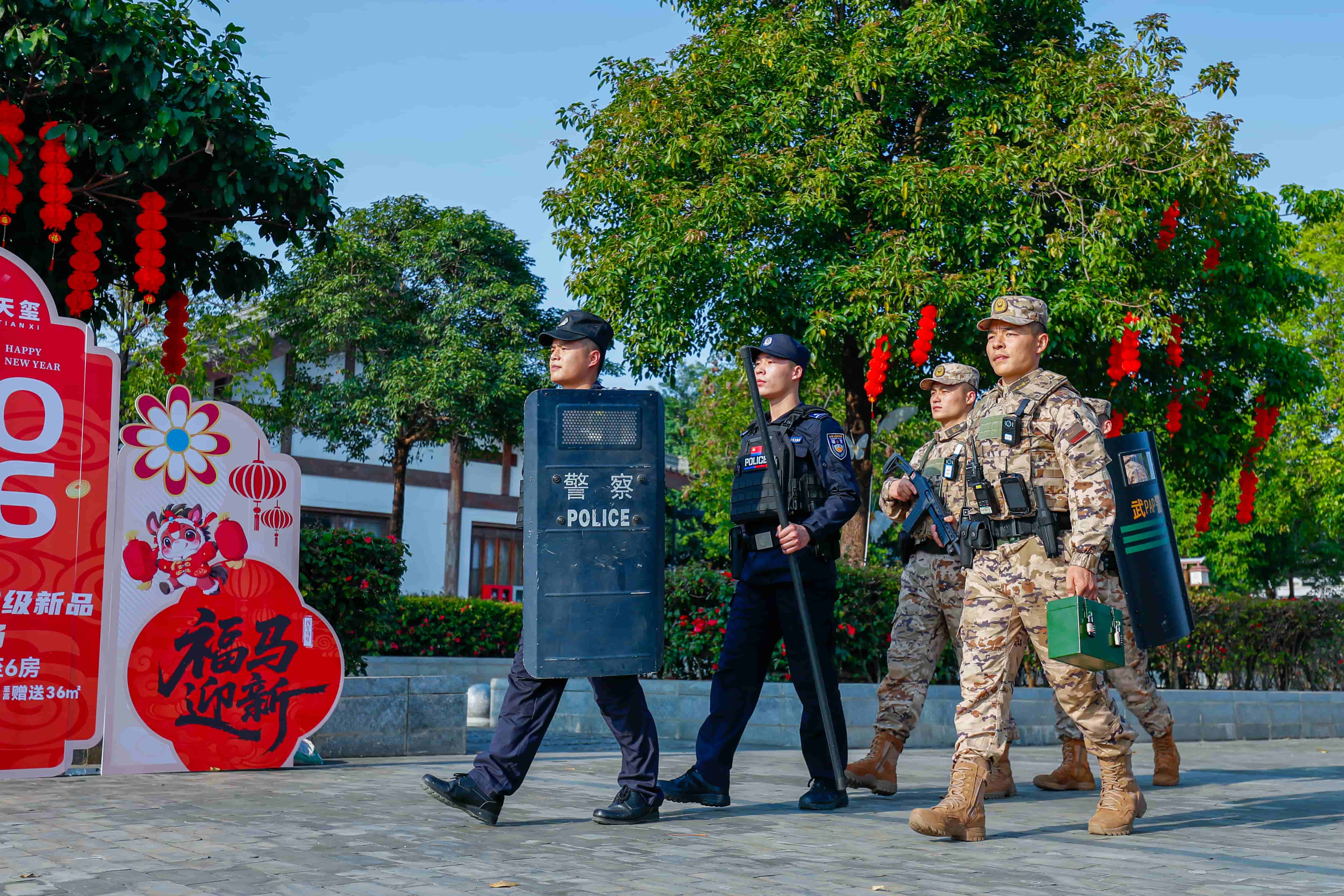 7.图为武警官兵在景区内徒步巡逻。欧阳明君  摄.jpg