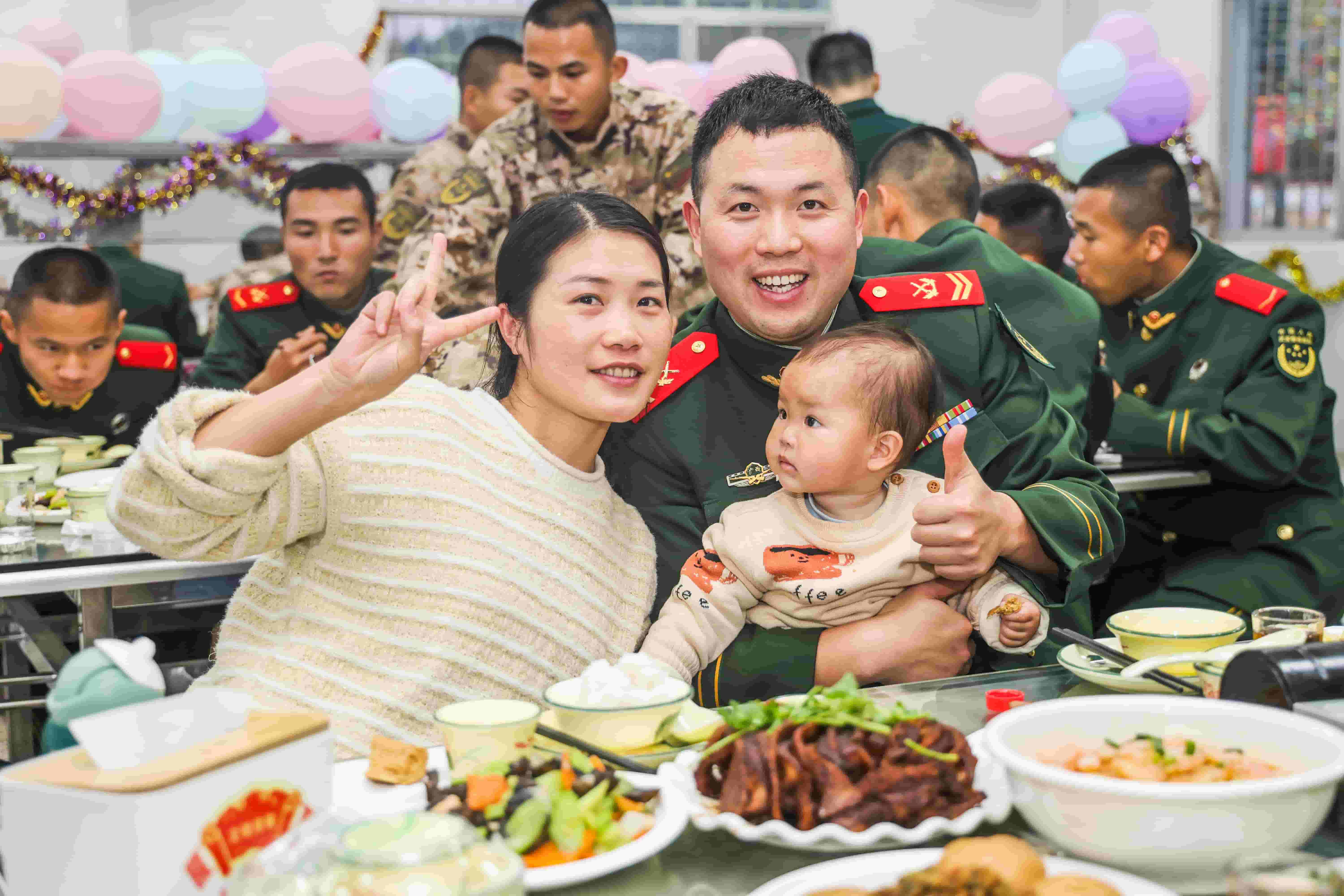 7、一级上士郑和攀带军属和战友们吃年夜饭。.jpg
