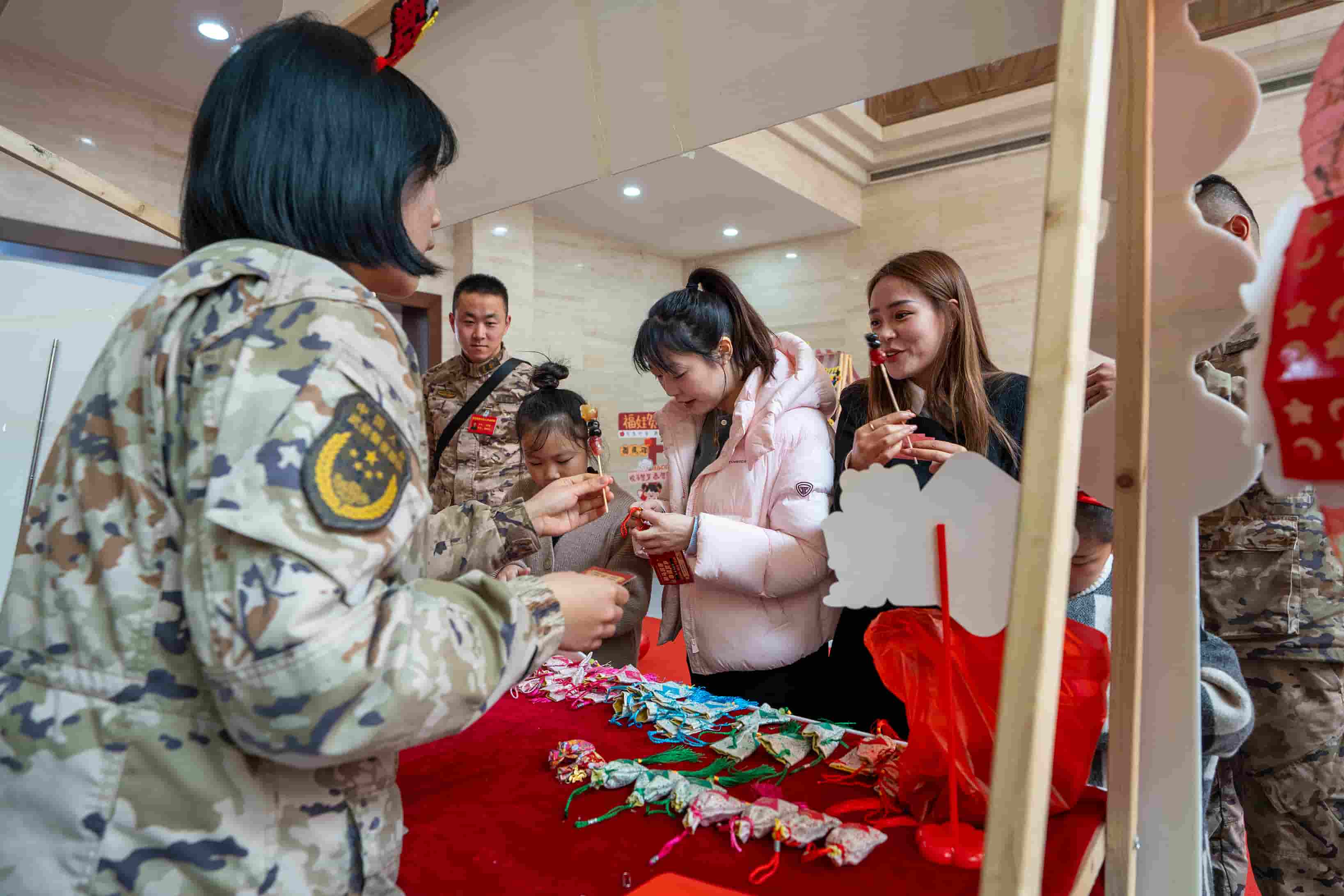 7家属制作香囊  侯鲁晋 摄.jpg