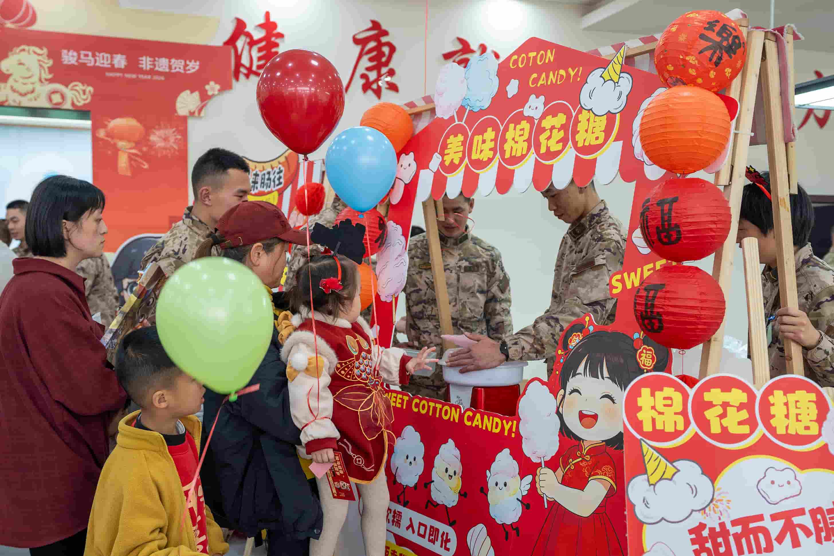 10官兵制作棉花糖  侯鲁晋 摄.jpg