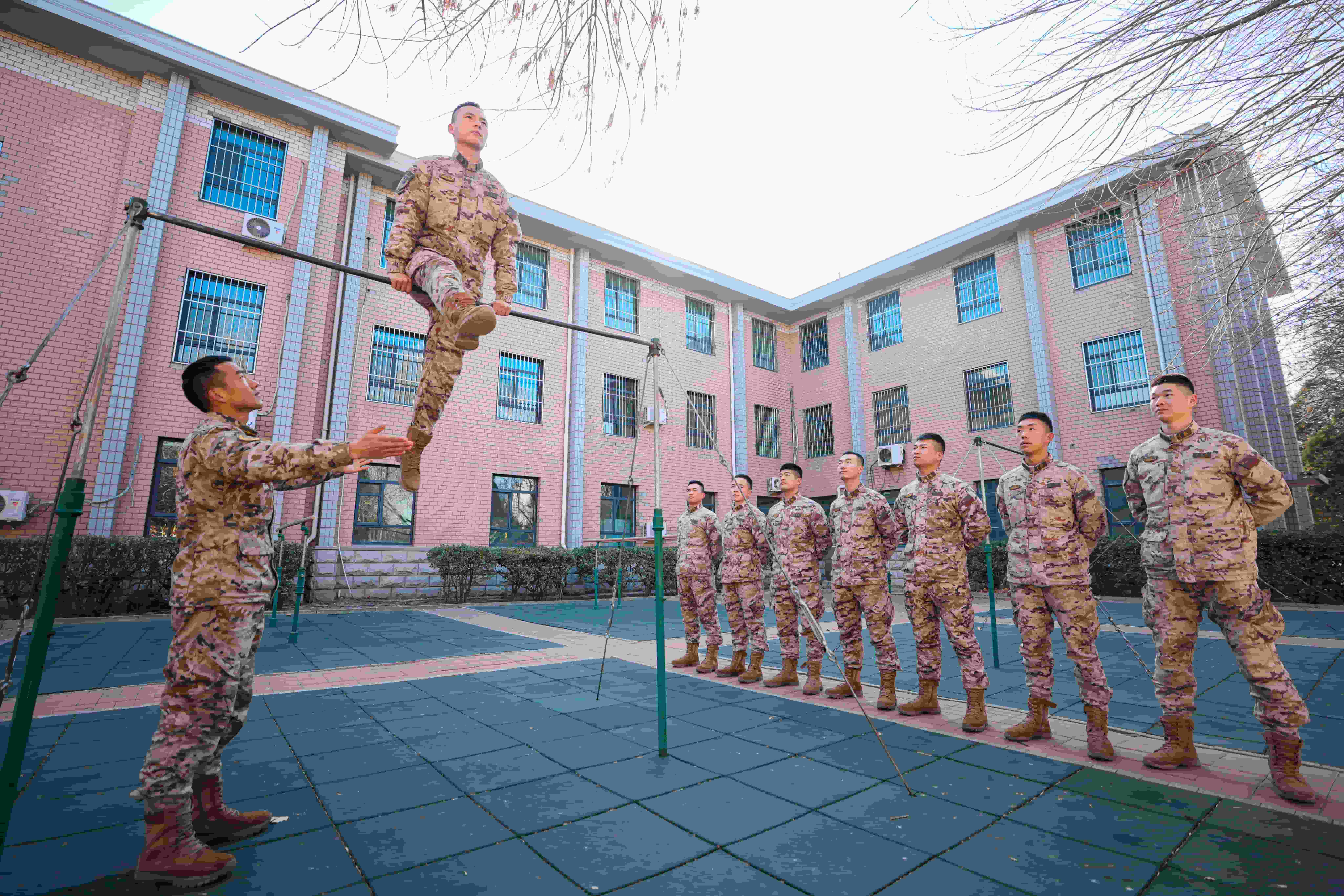 图为示范兵正在进行动作示范 (2).jpg