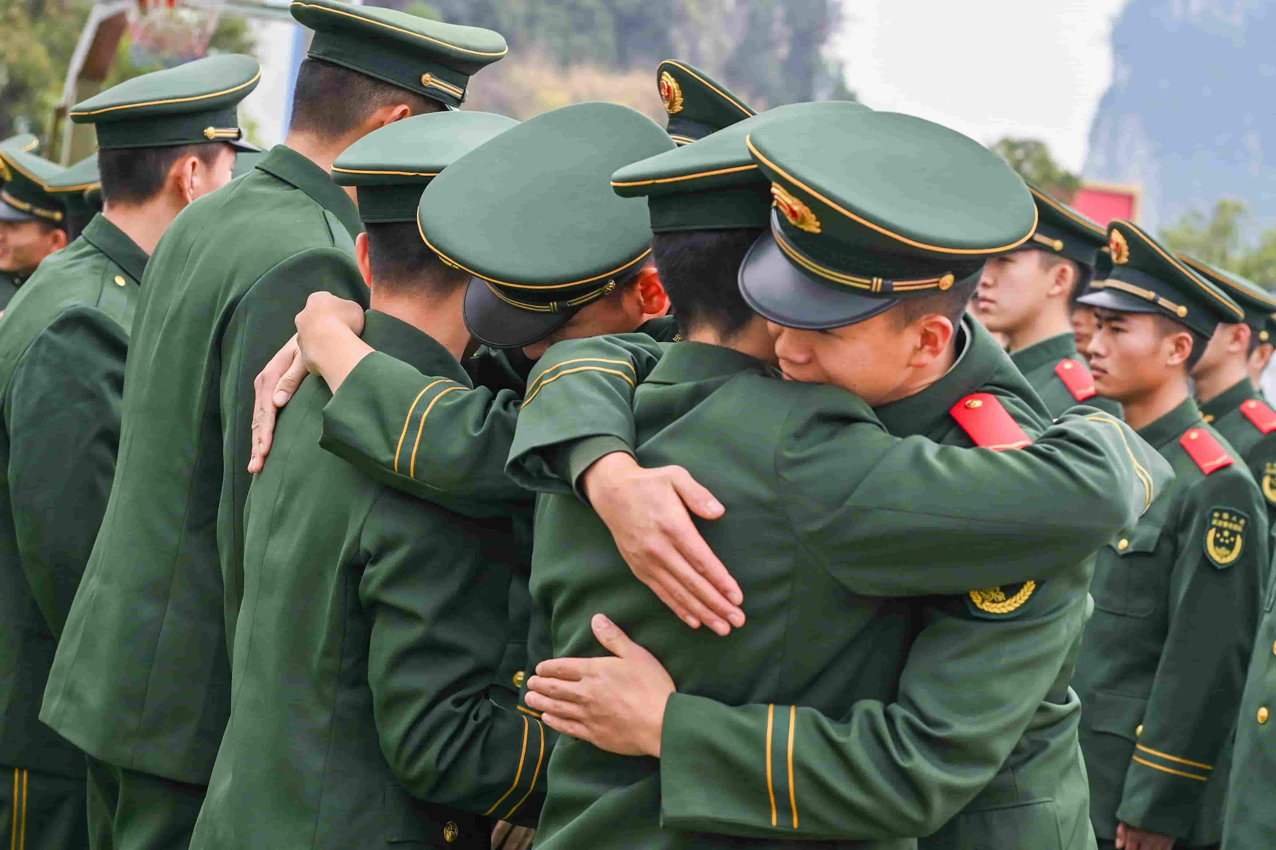 6、满服役期老兵和战友相拥告别。鄢佳辉 摄.jpg