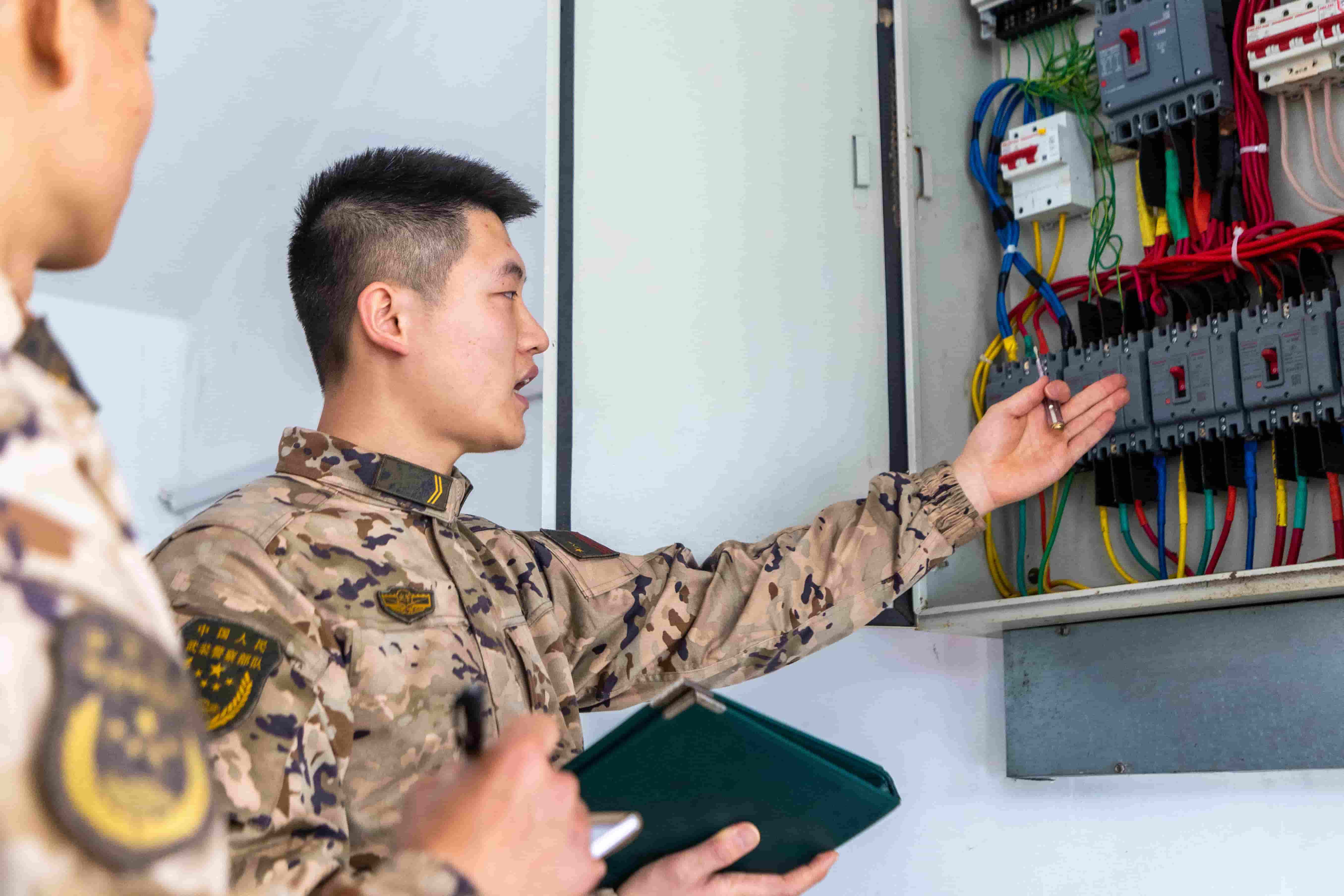 2、满服役期老兵在机房传授电路维修经验。屠凌烽 摄.jpg