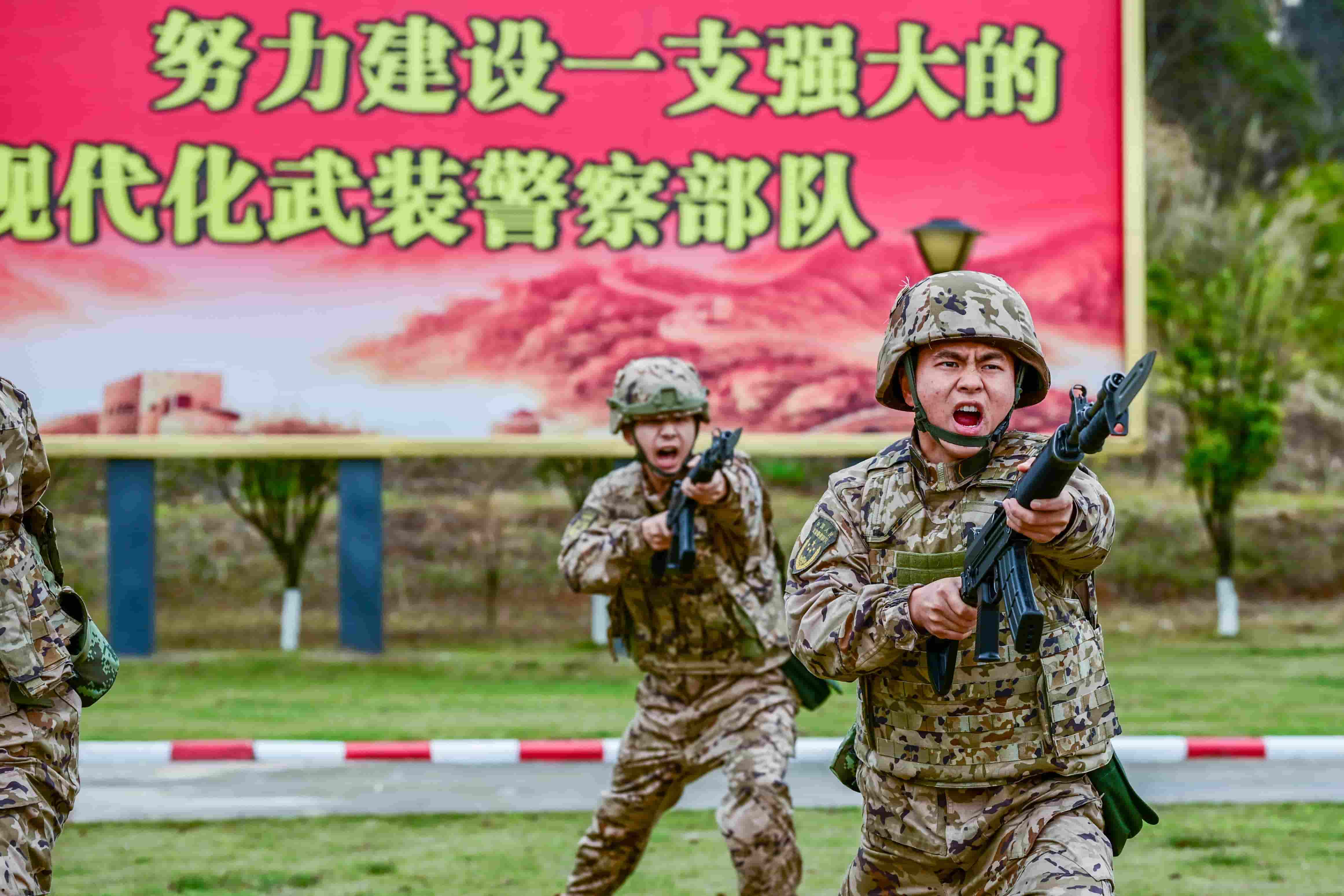 9.浓厚训练氛围，激发官兵训练热情。鄢佳辉 摄.jpg