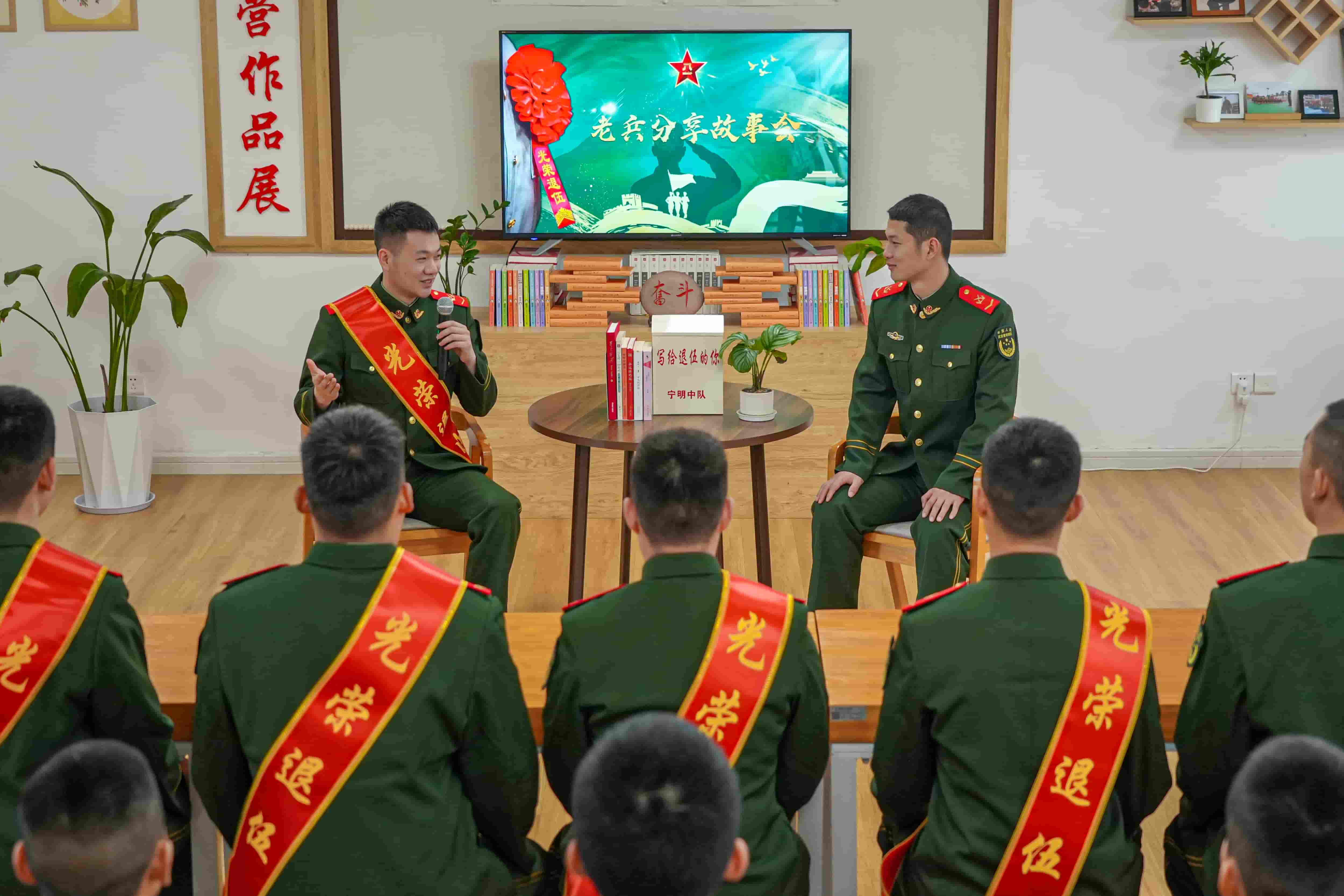 2、图为官兵在进行老兵访谈 。唐政臻 摄.jpg