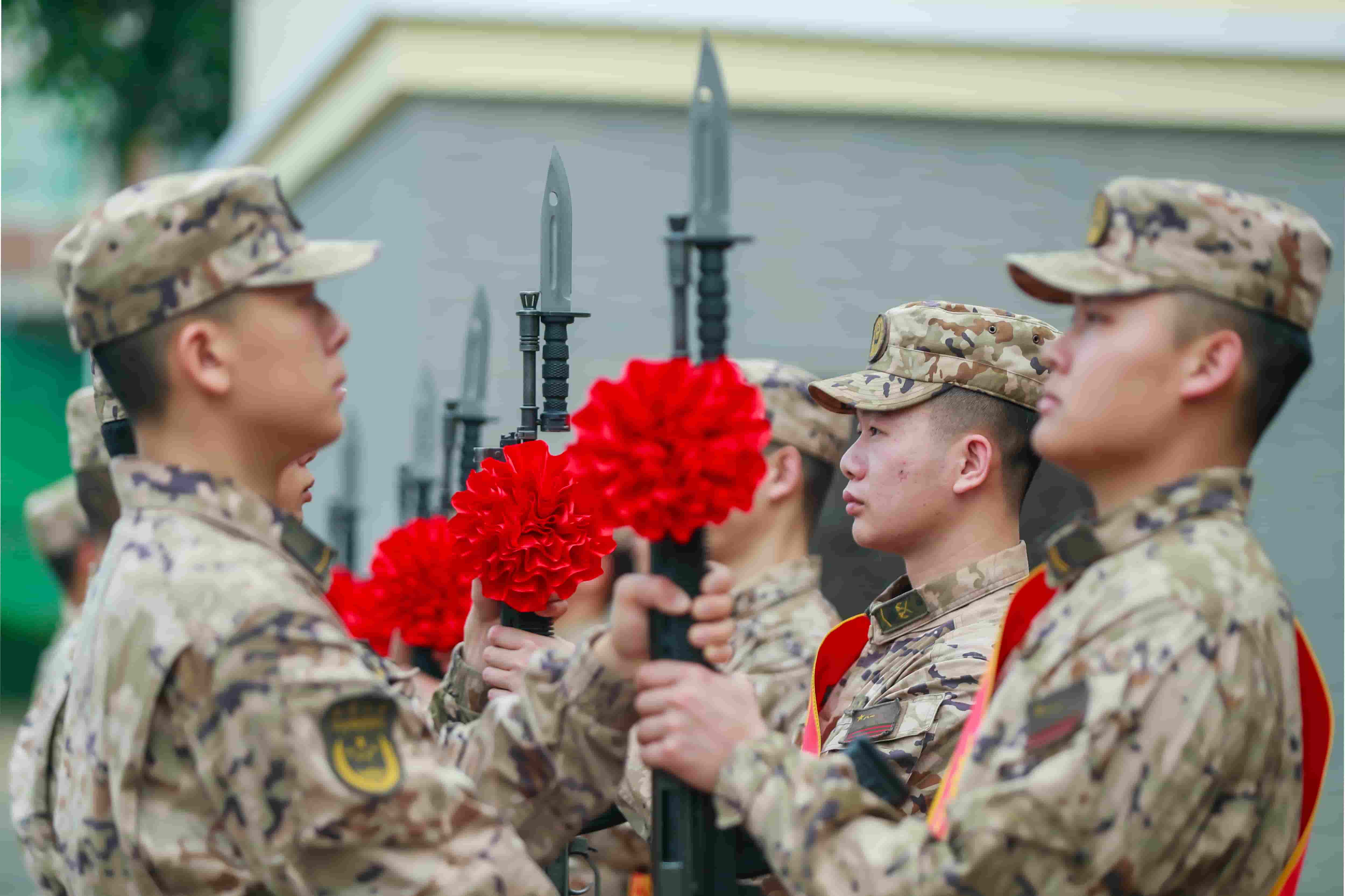 4、图为新老兵开展武器交接仪式。许校旗 摄.jpg