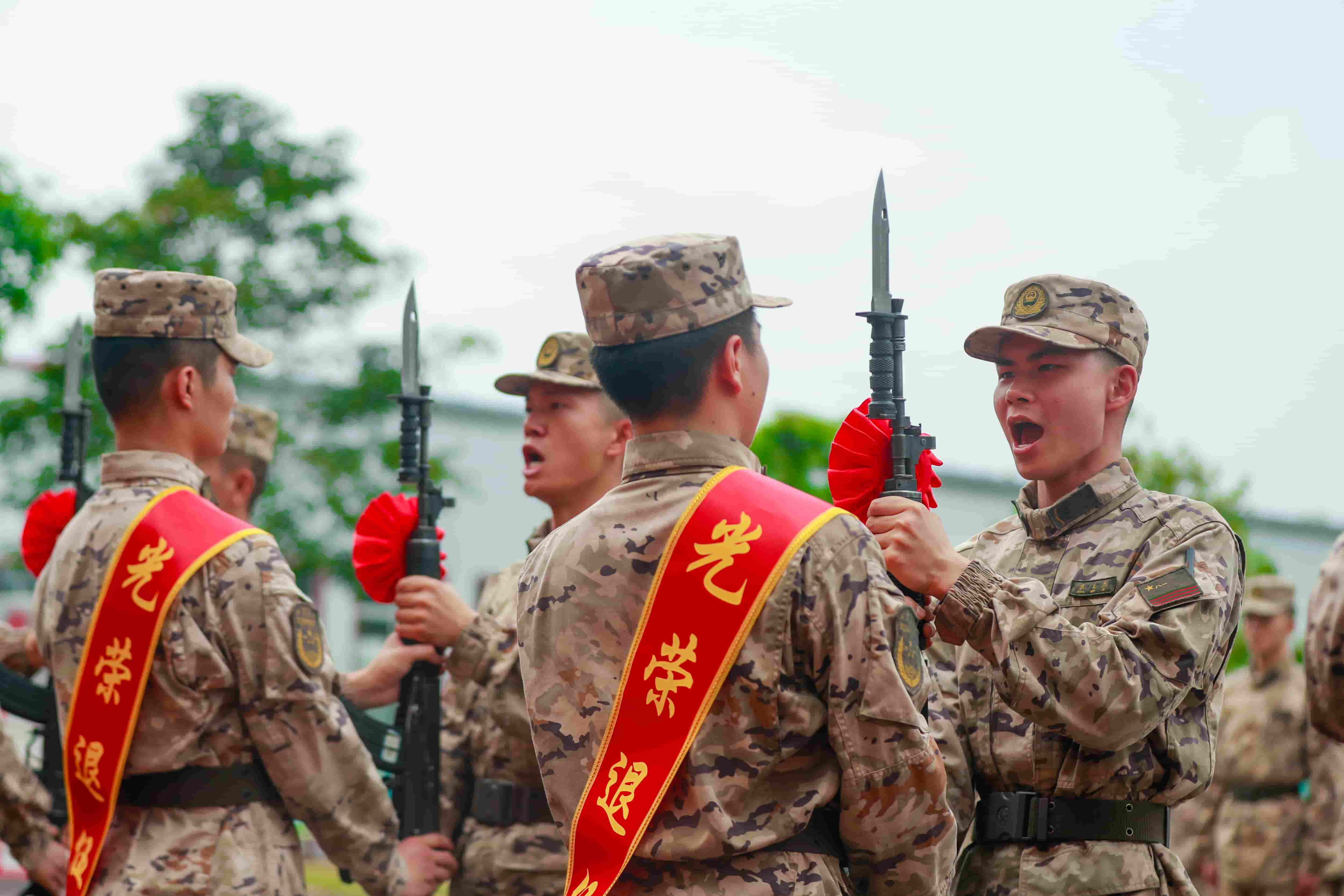 5、图为新兵接过老兵手中的武器。李章禄 摄.jpg