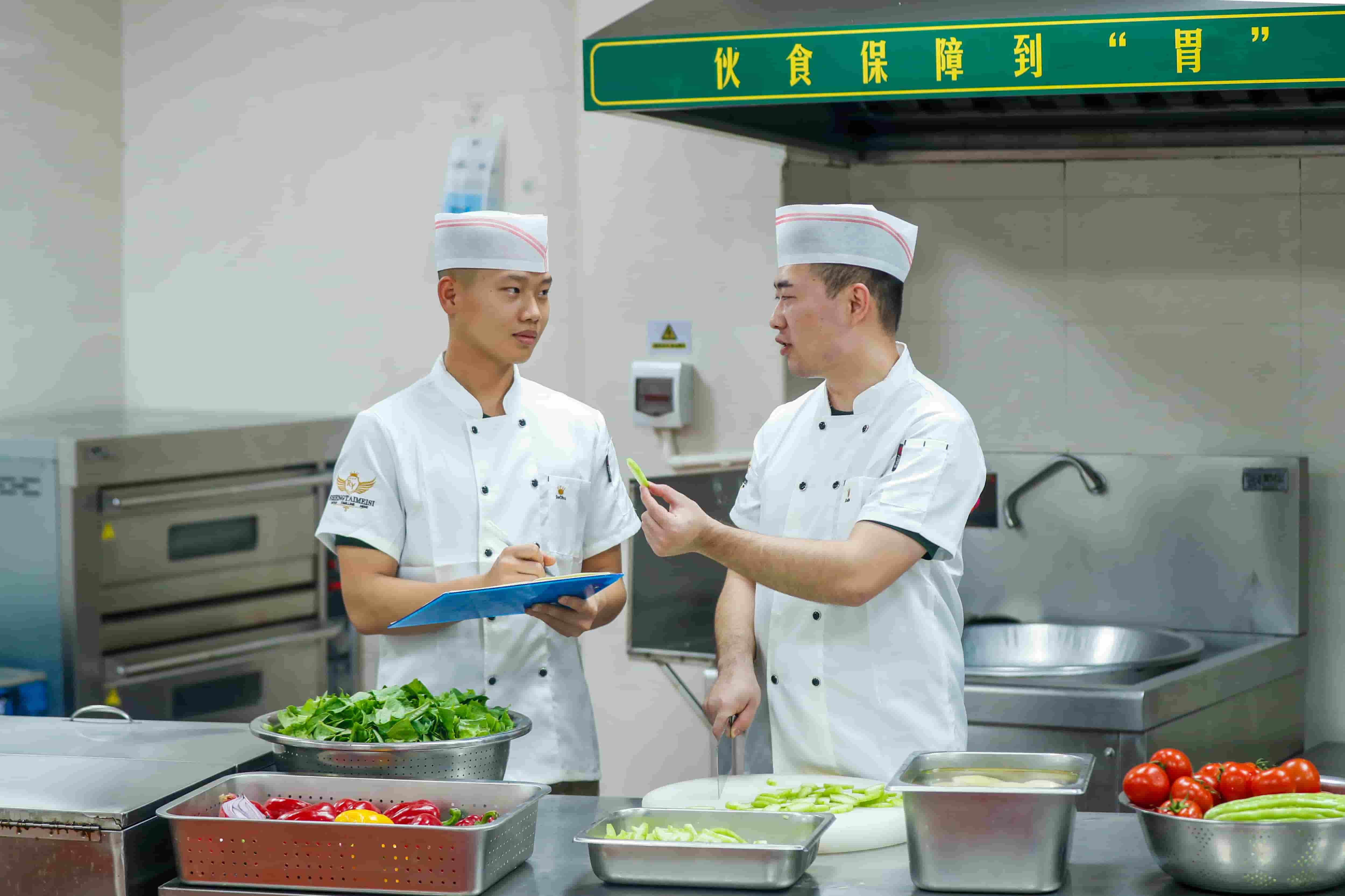 8、图为退役士兵在灶台前开展传帮带。李章禄 摄.jpg