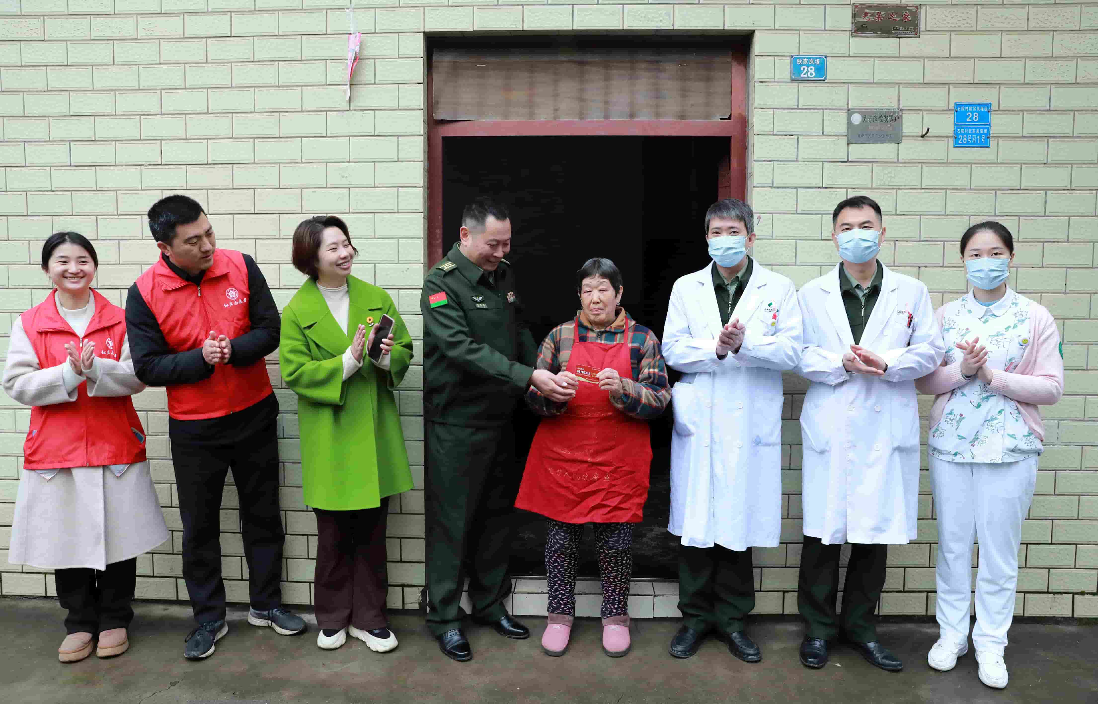 13、3月3日，军地医护人员和志愿者组成的“联合服务小队”入户巡诊伤残军人残疾军人、高龄退役老兵等重点优抚对象家庭，关怀直抵心坎。.jpg