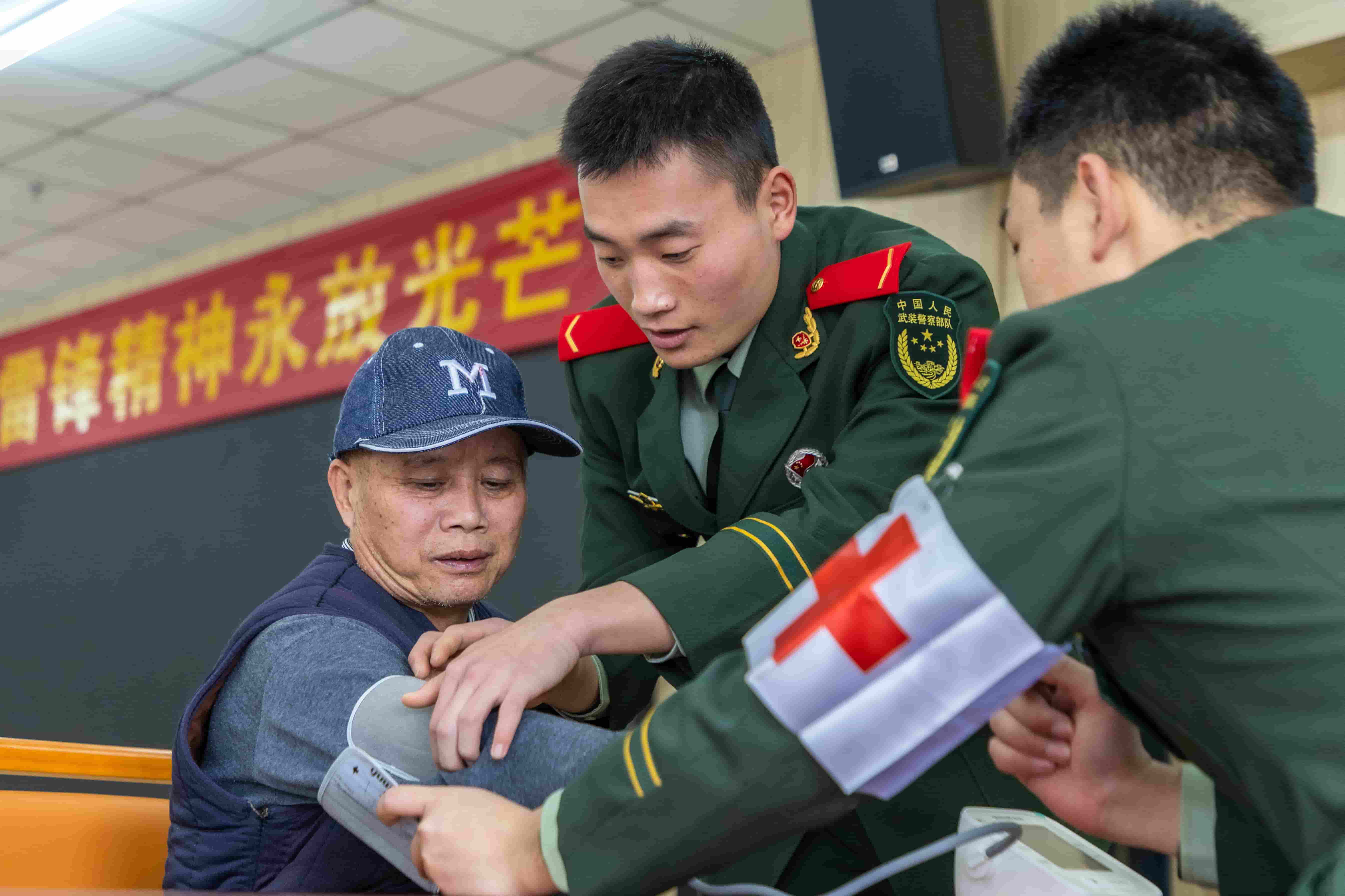 3月1日，武警广西总队桂林支队官兵在龙胜各族自治县福利院利用血压计为老人测量血压。 屠凌烽 摄.jpg