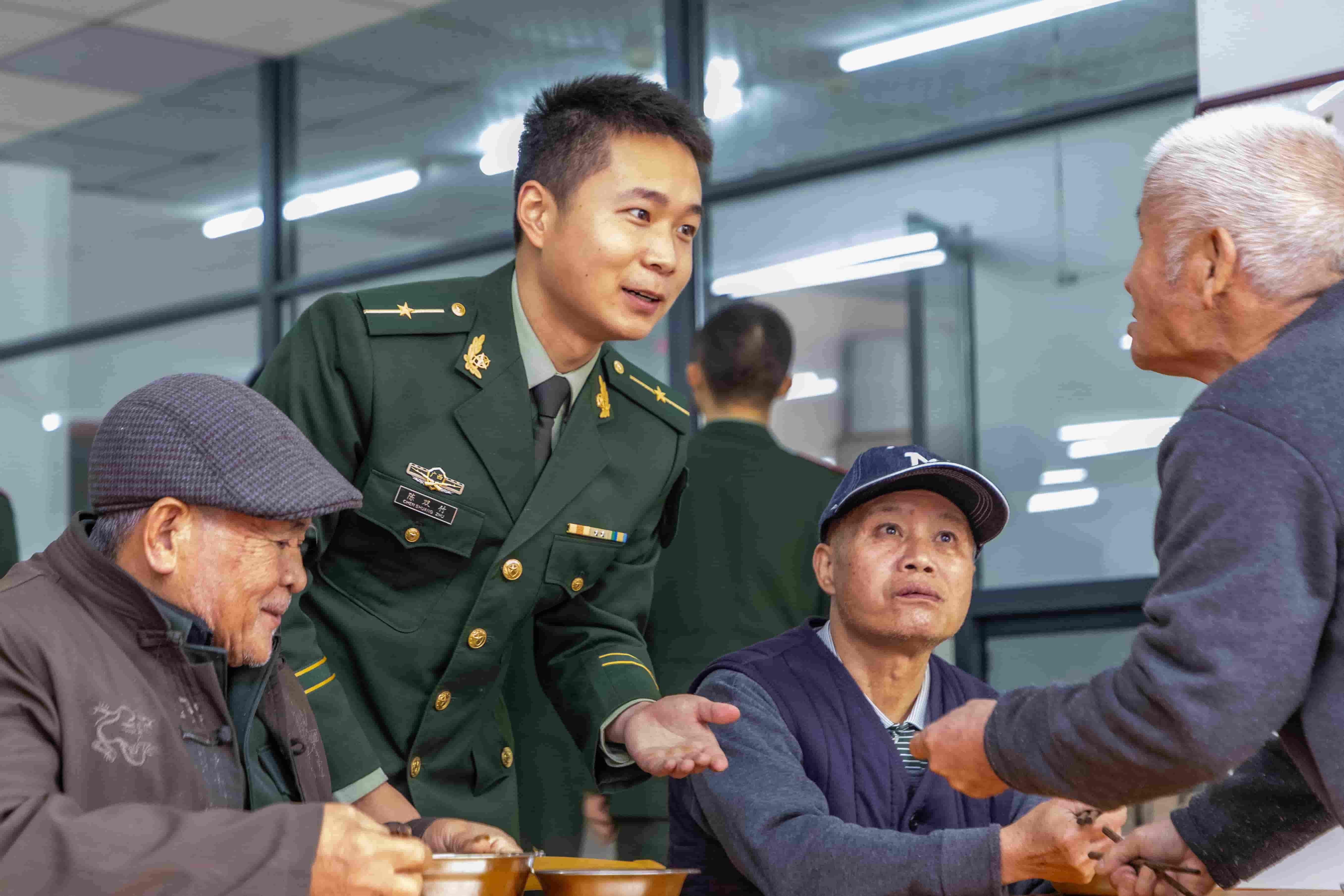 3月1日，武警广西总队桂林支队官兵在龙胜各族自治县福利院帮助老人解决生活困难。屠凌烽 摄.jpg